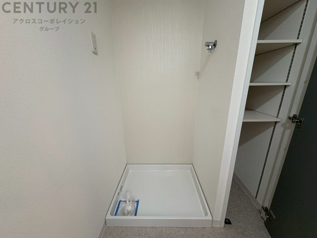洗濯物の仕分け作業がしやすく、整理整頓が容易になります。洗濯音や湿気を他の部屋に持ち込まず、生活環境を快適に保ちます。上部を活用すれば収納スペースを確保でき洗剤や洗濯用品の整理もしやすくなります。　