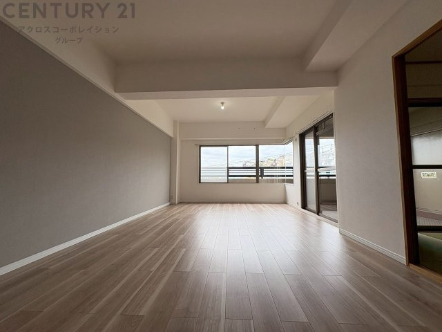 南向きの居間リビングは、豊かな自然光が差し込み一日中明るく快適。開放感と温もりに包まれる心地よい空間です。　