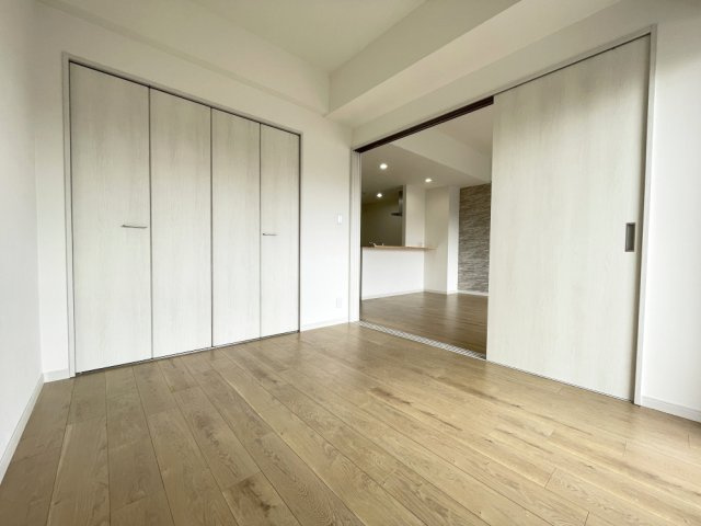 大切なお子さまを見守りやすい引き戸の洋室は、子ども部屋としても。