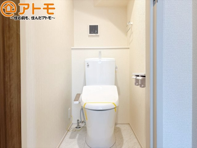 窓があり換気もすぐにできる、清潔感のあるトイレです♪