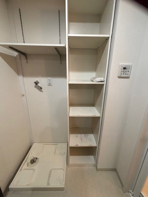浴室のすぐそばに、室内洗濯機用のパンが設置されています。すぐ横には収納棚も設置され、整理整頓が楽しみです。