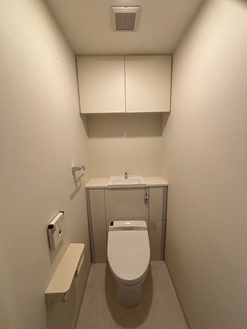 トイレの中にも洗面台が設置されています。