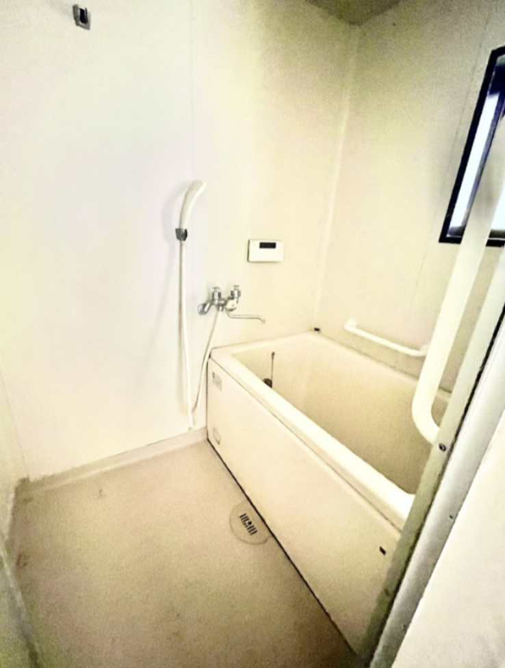 シンプルな浴室です。窓もあるのでしっかり換気できます。