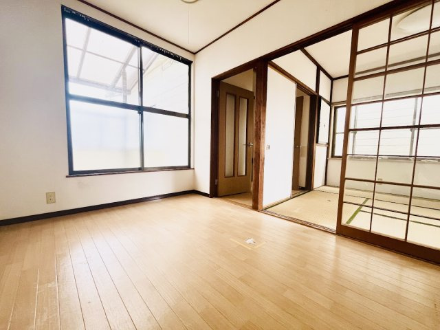 2階の洋室。隣が和室でつながっているので広く感じます。