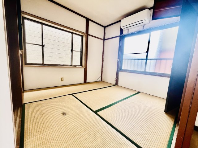 2階にも和室があります。日当たりも良く寛げますね！
