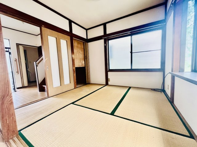 1階4.5帖の和室。こちらの遮光面が多く明るい和室です。
