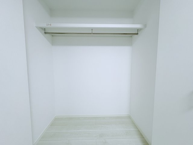 各居室には使い勝手の良いクローゼットを備えており、衣類やバッグ、小物類をすっきり収納することができます。ハンガーパイプ付きのため、洋服を掛けたまま整理でき、毎日の身支度もスムーズに行えます。