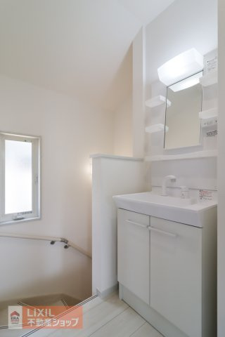 【洗髪洗面化粧台】現地完成写真。ご家族分もたっぷり収納できます！