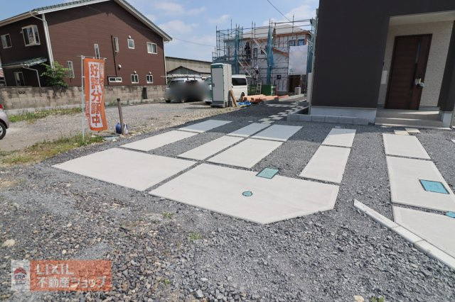 【駐車スペース】現地完成写真。ゆったりとした駐車スペースです。