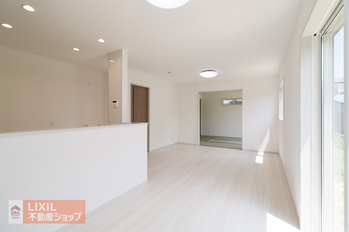 【リビングダイニング】現地完成写真。家族で過ごせるくつろぎの空間