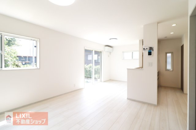 【リビング】現地完成写真。明るい日差しの入るリビングは家族団らんの場所♪