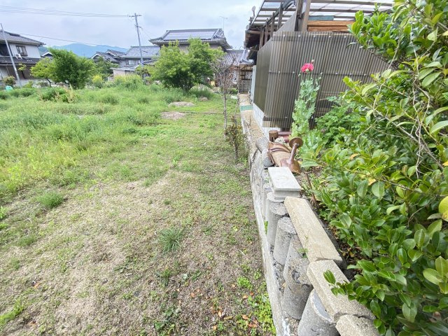 隣地との境界線がブロック塀などで明確に区分されており、敷地の範囲が視認しやすく安心です。境界トラブルの心配が少ないため、購入後の活用や建築計画もスムーズに進めやすい環境。静かな環境で土地を活用可能。