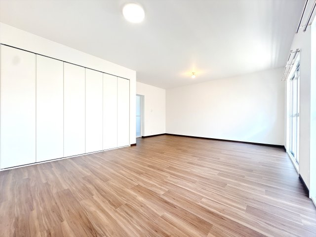 西側洋室の別角度になります♪