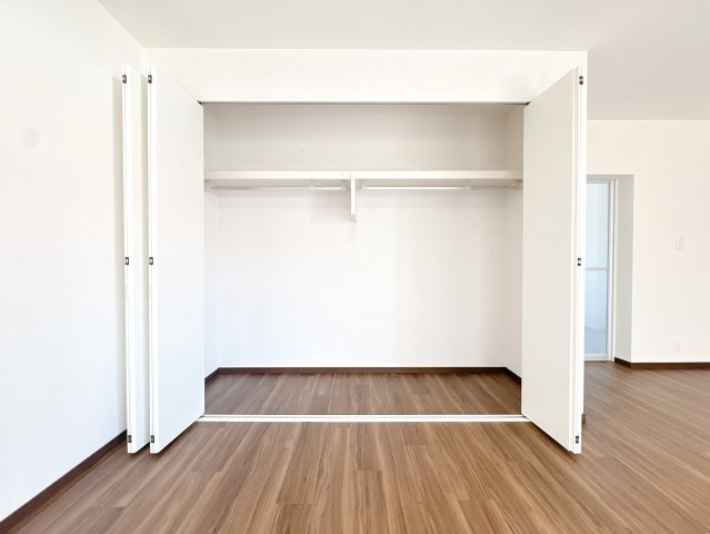 西側洋室の収納になります♪