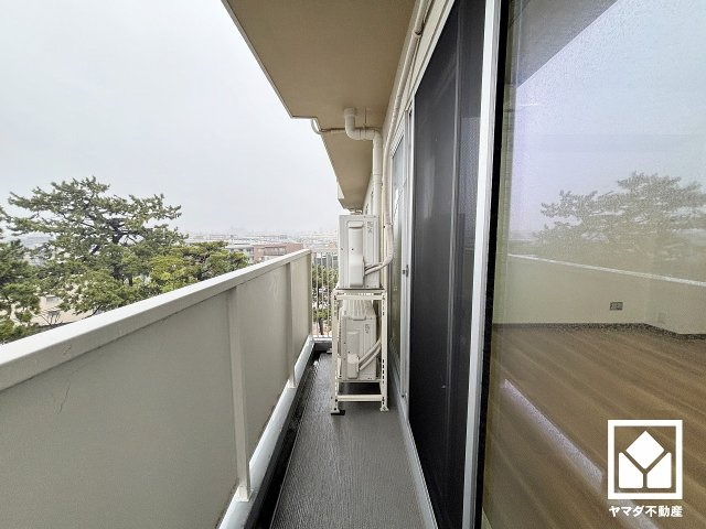 北東向きバルコニーで陽当たり・風通し良好。たっぷりの洗濯物も気持ちよく乾きます。7階建て最上階で、開放的な景色が広がります。