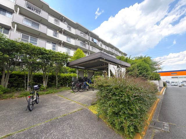 駐輪場無償　屋根付きなので雨風からの劣化を防ぎます！
