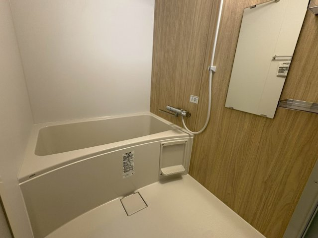 清潔感のある落ち着いた色合いの浴室です。浴槽はゆったりとしたサイズで、一日の疲れをしっかり癒せます。壁面には棚や鏡が設置され、使い勝手にも配慮。掃除のしやすい仕様のため、日々のお手入れも簡単です。