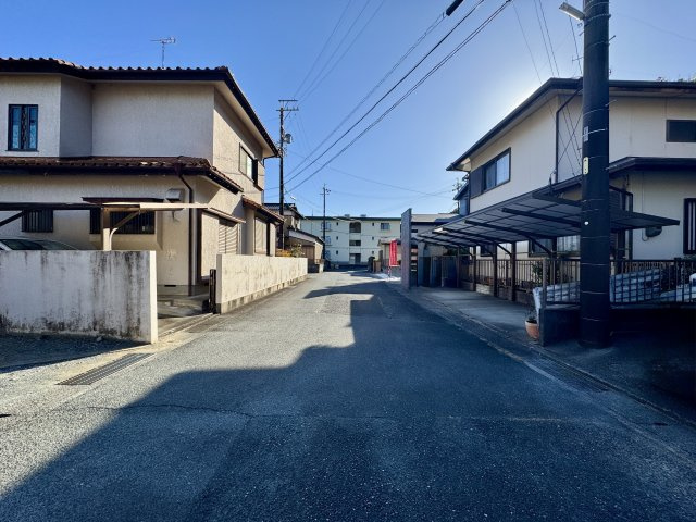 前面道路は車通りが少なく、出入りがしやすい環境です。