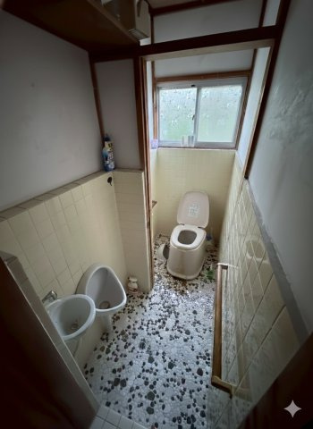 窓からの自然光が入る明るいトイレ。換気もできるので清潔に保てます