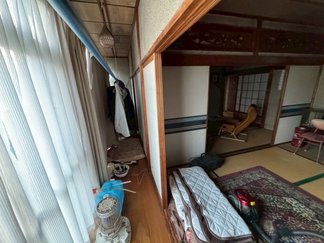 大きな窓に面しており四季折々の庭を眺められます。洗濯物を干す場所としても便利。