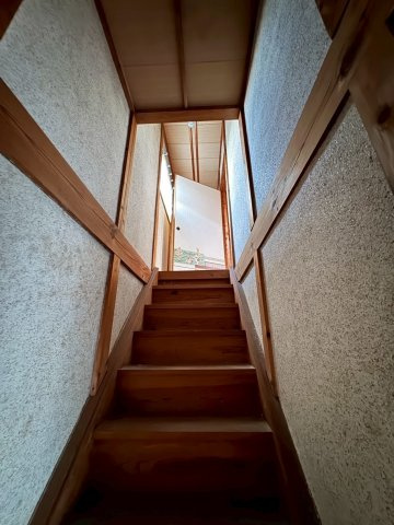 しっかりとした木製の階段が、家の歴史と安心感を与えます。