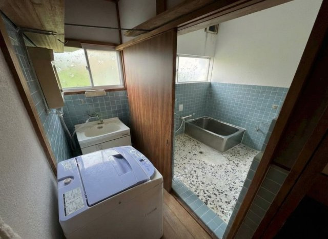 窓があるため、換気ができ湿気がこもりにくいため清潔に保てる洗面所と浴室