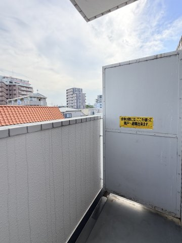 【バルコニー？】　陽を遮るような高い建物がなく、陽当たり良好です。