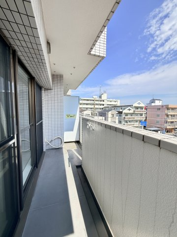 【バルコニー？】　充分な広さが確保されたバルコニー。日当たりのよい住宅エリアですので、多くの陽光が降り注ぎ、室内には陽だまりを生み出してくれます。