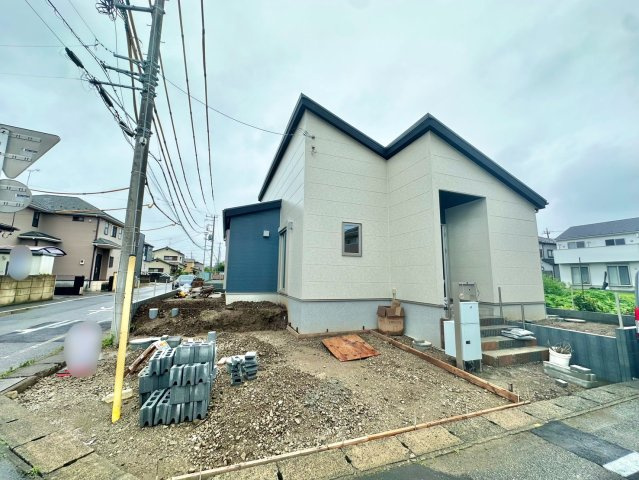敷地面積168.04？（50.83坪）で角地にある平家住宅です。駐車スペースも2台ございます。是非、現地ご覧ください♪