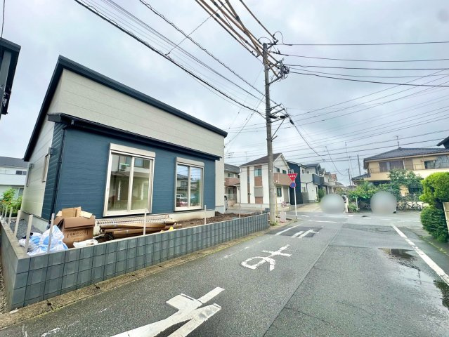 敷地面積168.04？（50.83坪）で角地にある平家住宅です。駐車スペースも2台ございます。是非、現地ご覧ください♪