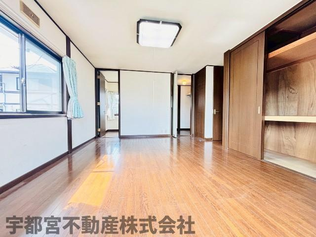 【寝室/現地写真】2階洋室。南向きで明るいお部屋となっていおります。2階も各居室ゆとりのある広さがあります。