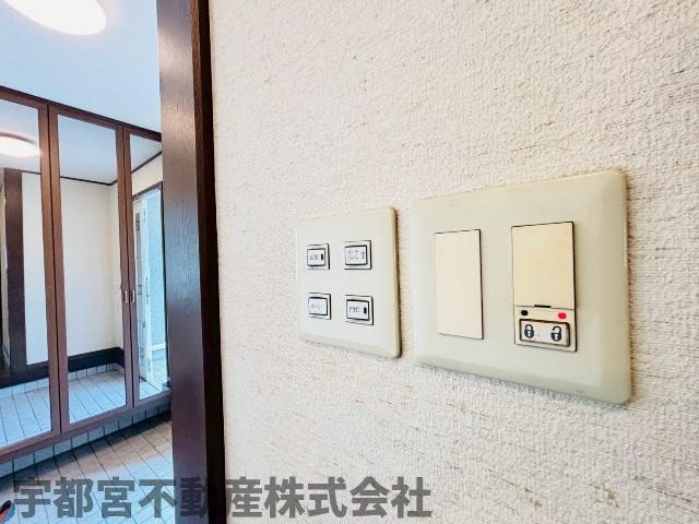 【防犯設備/現地写真】玄関は鍵の施錠とあわせてスイッチで開閉もできます。