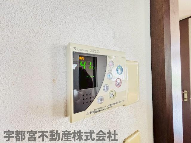 【温水設備/現地写真】わかりやすい給湯スイッチ付きで温度調整などもラクラクです。
