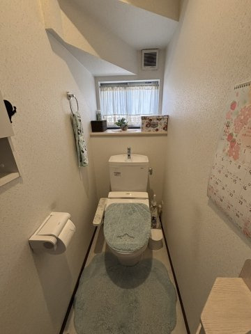 小窓が付いているので、トイレも明るい空間になっております♪       　