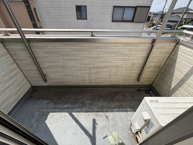 広々としたバルコニー。お洗濯物もぜーんぶ干せちゃいます！！       　