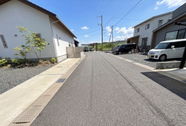 分譲地内の道路は交通量が少なく、落ち着いた住環境が魅力です。お子様のいるご家庭も安心して暮らしやすく、車の離合もしやすい幅員を確保。周辺には新しい住宅が立ち並び、整った街並みが広がっています。