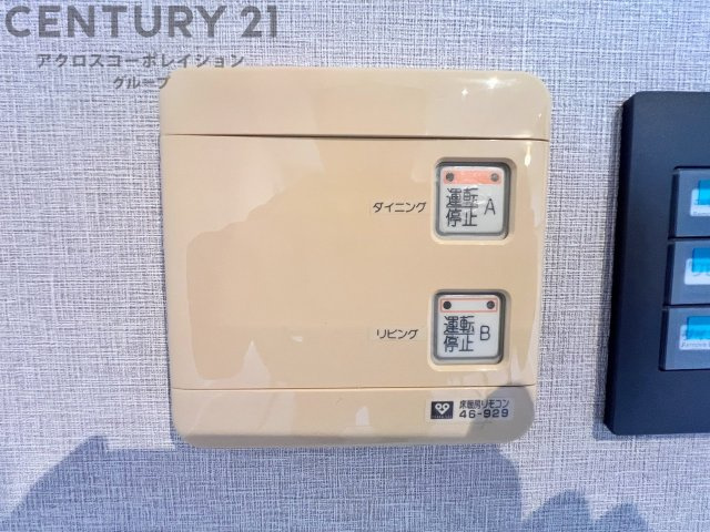 床暖房は、効率的な暖房システムであり、床からの温かさが快適な環境を提供します。床全体が均一に暖まり足元からの暖かさが感じられます。また空気の循環が少ないため、ホコリやアレルゲンの拡散を抑えます。　