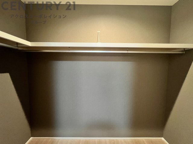 収納力が高く洋服や小物を整理しやすく、更衣室のように使え、部屋がすっきり保てます。収納の配置を自由に調整でき、換気性が良く防湿・防虫対策も可能。快適で機能的な生活空間を実現できます♪　