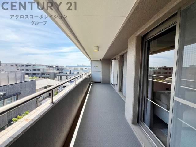 南向きバルコニーは日照が豊富で温暖な陽光を受けられ、植物の育成やリラックススペースとして活用可能です。洗濯物の乾燥が速く、快適な生活環境を提供。自然の光を取り込み、室内を明るくしてくれます。　