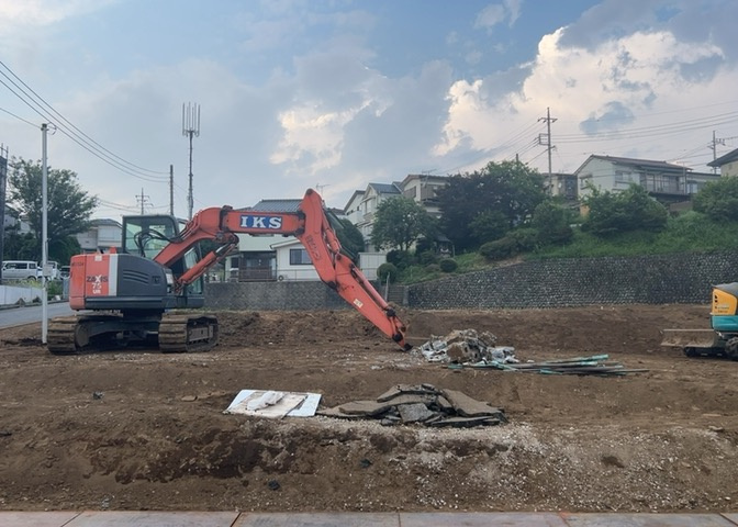 土地の面積＝住宅面積ではありません。建ぺい率の問題などで、土地のある場所によって住宅を建てられる面積は限られています。高さもしかり、「土地」という言葉の中には、建築条件も含まれると考えておきましょう。