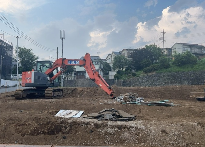 家を建てる場合、方位は要チェックです。現実的に日当たりのよい家ならばリビングは南側、建築基準法でも北側に当たる家への配慮は求められています。土地を見学に行く際は、方位磁針を持って行くようにしましょう。