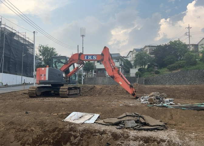 土地の前の道路に消火栓が設置されていることがあります。この場合、道路交通法第45条第1項により、駐車禁止の場所が指定されています。そのため、車庫などの駐車スペースをつくることができない場合があります。