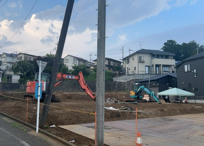 現地に行くなら、物件の周囲の地形がどうなっているかを見ることも大切です。周辺より低くなっている土地では、大雨などで水が集まりやすいため、地盤が弱くなっているということも考えられるため、注意が必要です。