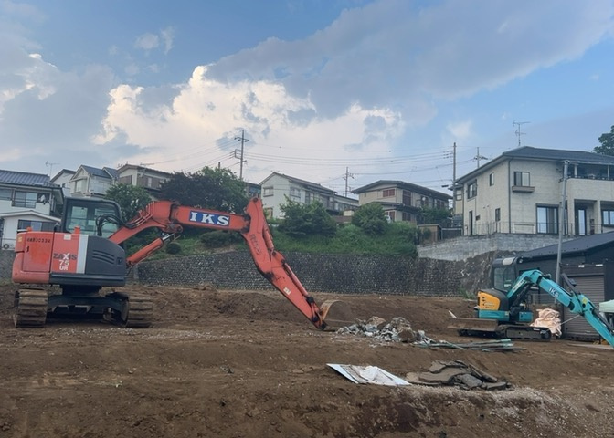 土地購入を検討されている場合、境界杭がない状態で購入してしまうと境界確定測量をする必要があり、費用がかかります。購入の前に、売主、隣土地所有者立ち合いのもと境界を確定し境界杭を設置するのがベストです。