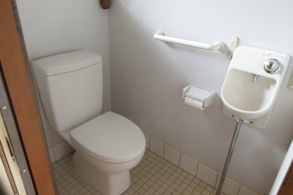 【高山市中山町の中古戸建てのトイレ】