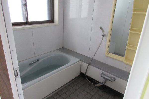 【高山市中山町の中古戸建ての浴室】