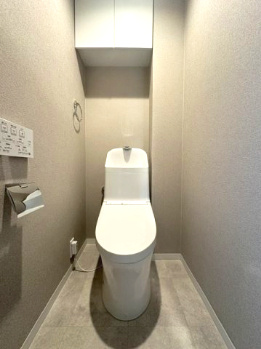 温水洗浄便座付のトイレで、冬の寒い時期でも快適！吊戸棚付きで、予備のペーパー類も問題なく収納できます。