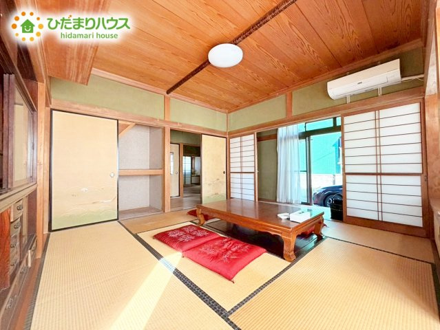 リビングとして活用できる和室を採用。畳の心地よい肌触りと落ち着いた雰囲気が、ご家族のくつろぎ時間をより豊かにしてくれます。