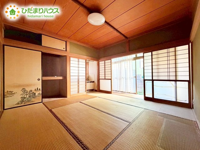 押入付きの和室で寝具や季節物もすっきり収納。使い勝手の良い空間です。