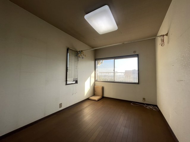 2階の洋室4.3帖には、天井吊りのハンガーパイプが備え付けられており、室内干しや衣類収納にも便利。大きな窓から自然光が入り、明るく清潔感のある空間です。コンパクトながら実用性の高いお部屋です。